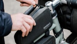 Brooks Scape Top Tube Kadro Üst Boru Çantası 0.9L Siyah - 6